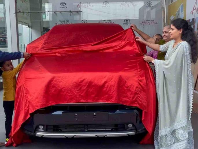 Customers flock to 8-seater toyota innova hycross hybrid waiting period increased to 14 months bookings closed for several variants check details | या 8-सीटर कारवर ग्राहकांची झुंबड, अनेक व्हेरिअंट्सची बुकिंग बंद; 14 महिन्यांवर पोहोचली वेटिंग Customers flock to 8-seater toyota innova hycross hybrid waiting period increased to 14 months bookings closed for several variants check details | या 8-सीटर कारवर ग्राहकांची झुंबड, अनेक व्हेरिअंट्सची बुकिंग बंद; 14 महिन्यांवर पोहोचली वेटिंग