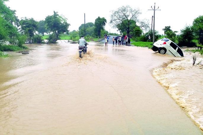 Rain in Nagpur; temperature cool down | उपराजधानीत संततधार, रिपरिप अन् गारवा