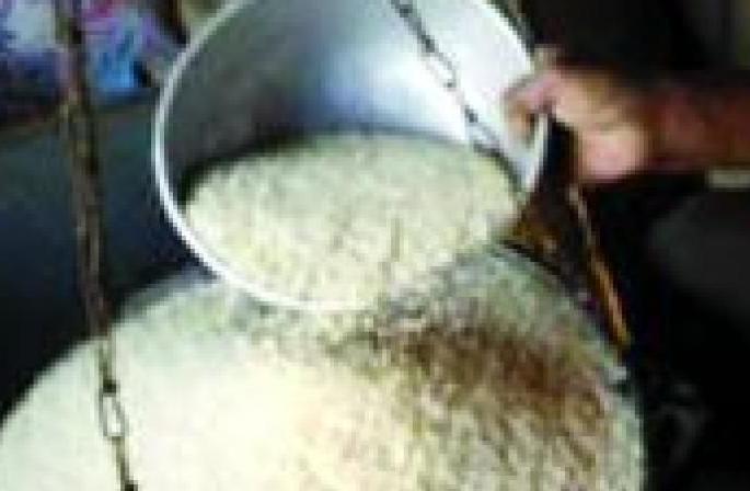 'Connection' of ration rice confiscation in villages! |  रेशन तांदूळ जप्तीचे ‘कनेक्शन’ गावोगावी!