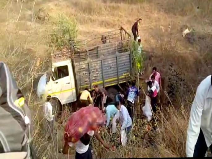 The driver lost control and overturned the tempo, killing the driver | चालकाचा ताबा सुटल्याने कलिंगडे घेऊन निघालेला टेम्पो उलटला, चालक ठार; नागरिकांनी पळवली कलिंगडे The driver lost control and overturned the tempo, killing the driver | चालकाचा ताबा सुटल्याने कलिंगडे घेऊन निघालेला टेम्पो उलटला, चालक ठार; नागरिकांनी पळवली कलिंगडे