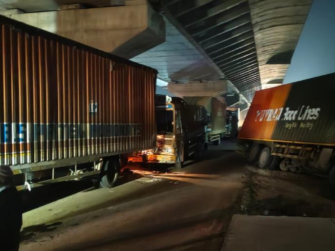 Truck hits container parked on highway from behind three seriously injured in Malkapur satara | Satara: महामार्गावर उभ्या कंटेनरला ट्रकची पाठीमागून धडक; तिघे गंभीर जखमी Truck hits container parked on highway from behind three seriously injured in Malkapur satara | Satara: महामार्गावर उभ्या कंटेनरला ट्रकची पाठीमागून धडक; तिघे गंभीर जखमी