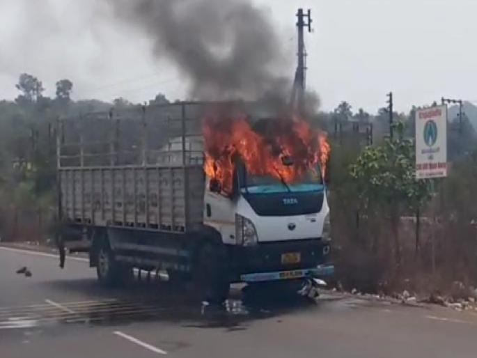 A two-wheeler rider was killed in a tempo truck collision at Chafe on Ratnagiri Nivli Jaigarh road Angry villagers burned the tempo | Ratnagiri: टेम्पोने दुचाकीस्वाराला चिरडले, संतप्त ग्रामस्थांनी जाळला टेम्पो A two-wheeler rider was killed in a tempo truck collision at Chafe on Ratnagiri Nivli Jaigarh road Angry villagers burned the tempo | Ratnagiri: टेम्पोने दुचाकीस्वाराला चिरडले, संतप्त ग्रामस्थांनी जाळला टेम्पो