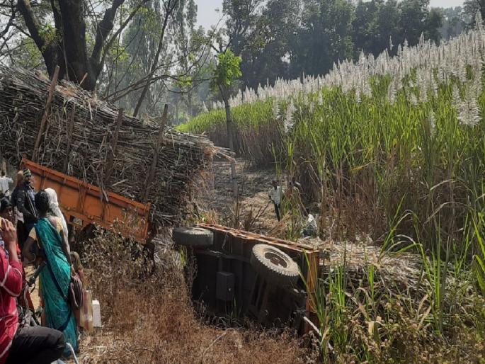 A tractor trolley full of sugarcane overturned in Bhamte on the Kolhapur-Gaganbawda route | कोल्हापूर-गगनबावडा मार्गावर भामटेत उसाने भरलेली ट्रॅक्टर ट्रॉली उलटली, सुदैवाने चालक बचावला A tractor trolley full of sugarcane overturned in Bhamte on the Kolhapur-Gaganbawda route | कोल्हापूर-गगनबावडा मार्गावर भामटेत उसाने भरलेली ट्रॅक्टर ट्रॉली उलटली, सुदैवाने चालक बचावला