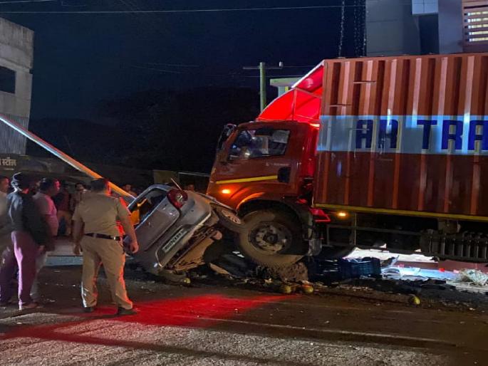 A speeding truck crushed a four wheeler and a two wheeler in Aajra Kolhapur two seriously injured | Kolhapur: आजऱ्यात भरधाव ट्रकने चारचाकीसह दुचाकीला चिरडले, दोघे गंभीर जखमी A speeding truck crushed a four wheeler and a two wheeler in Aajra Kolhapur two seriously injured | Kolhapur: आजऱ्यात भरधाव ट्रकने चारचाकीसह दुचाकीला चिरडले, दोघे गंभीर जखमी
