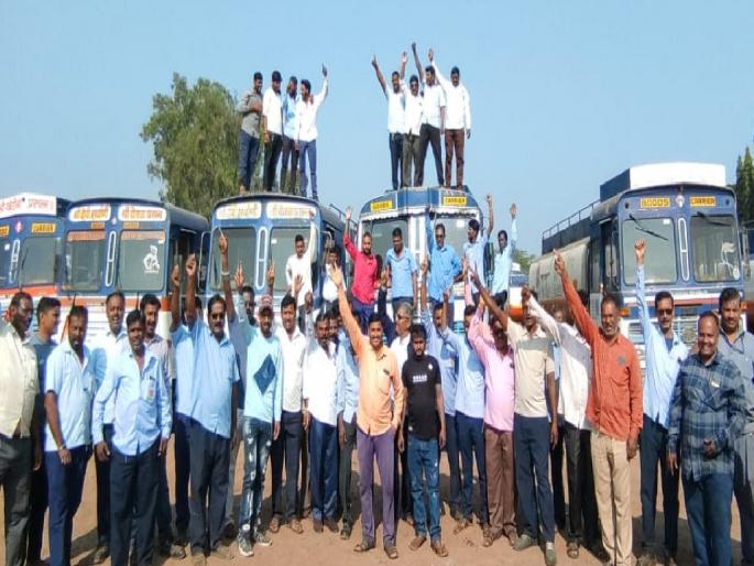 Fuel tanker drivers strike to demand repeal of new Motor Vehicle Act, Demonstrations in Miraj | इंधन वाहतूक करणाऱ्या टँकरचालकांचा संप, मिरजेत निदर्शने  Fuel tanker drivers strike to demand repeal of new Motor Vehicle Act, Demonstrations in Miraj | इंधन वाहतूक करणाऱ्या टँकरचालकांचा संप, मिरजेत निदर्शने