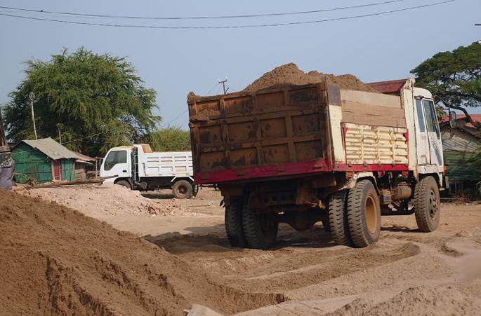 Police arrest three for stealing sand truck tires | धक्कादायक; वाळुच्या ट्रकचे टायर चोरताना पोलिसांसह तिघांना अटक Police arrest three for stealing sand truck tires | धक्कादायक; वाळुच्या ट्रकचे टायर चोरताना पोलिसांसह तिघांना अटक