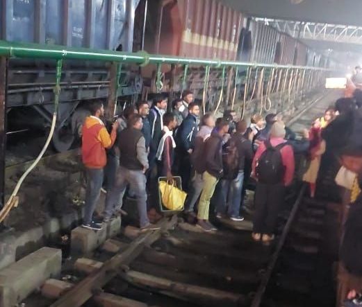 Passengers expressed their anger by getting down on the railway tracks; Tense atmosphere at Gondia railway station | रेल्वे ट्रॅकवर उतरून प्रवाशांनी व्यक्त केला संताप; गोंदिया रेल्वे स्थानकावर तणावपूर्ण वातावरण Passengers expressed their anger by getting down on the railway tracks; Tense atmosphere at Gondia railway station | रेल्वे ट्रॅकवर उतरून प्रवाशांनी व्यक्त केला संताप; गोंदिया रेल्वे स्थानकावर तणावपूर्ण वातावरण