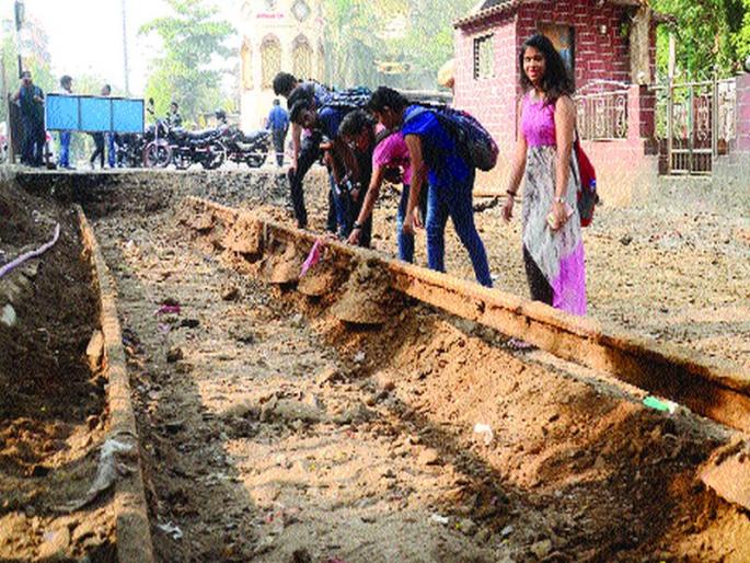 British track record found in excavation, curiosity of residents Shigella | खोदाईत आढळला ब्रिटिशकालीन रेल्वे ट्रॅक, रहिवाशांची उत्सुकता शिगेला British track record found in excavation, curiosity of residents Shigella | खोदाईत आढळला ब्रिटिशकालीन रेल्वे ट्रॅक, रहिवाशांची उत्सुकता शिगेला