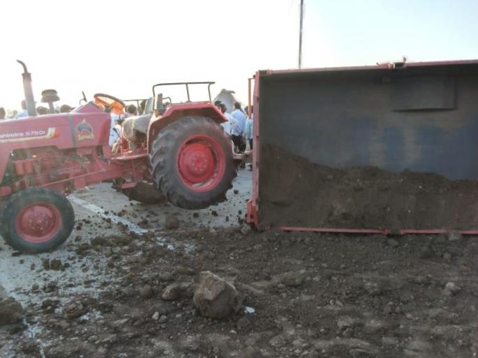 Car-tractor hit on Akot-Shegaon road; One killed of Amravati | अकोट-शेगाव मार्गावर कार-ट्रॅक्टरची धडक; अमरावती येथील एक जण ठार