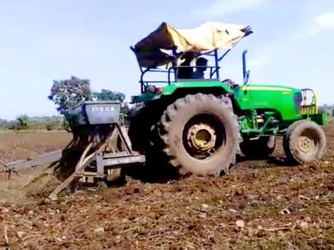 Economic blow to farmers; Tractor cultivation also became more expensive due to increase in diesel prices | शेतकऱ्यांना आर्थिक फटका; डिझेलचे दर वाढल्याने ट्रॅक्टर मशागतही महागली Economic blow to farmers; Tractor cultivation also became more expensive due to increase in diesel prices | शेतकऱ्यांना आर्थिक फटका; डिझेलचे दर वाढल्याने ट्रॅक्टर मशागतही महागली