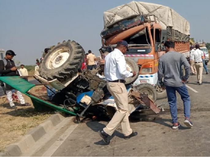 Strike of container loaded with labor tractor; One laborer killed, two injured at Gevarai | मजुरांच्या ट्रॅक्टरला भरधाव कंटेनरची धडक; एक मजूर ठार, १५ जण जखमी Strike of container loaded with labor tractor; One laborer killed, two injured at Gevarai | मजुरांच्या ट्रॅक्टरला भरधाव कंटेनरची धडक; एक मजूर ठार, १५ जण जखमी