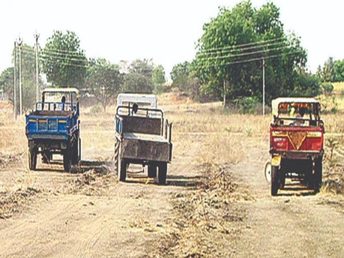 The crowd for the reverse tractor competition, enthusiasm among the farmers, 30 tractor participation | रिव्हर्स ट्रॅक्टर स्पर्धेला गर्दी, शेतक-यांमध्ये उत्साह, ३० ट्रॅक्टरचा सहभाग