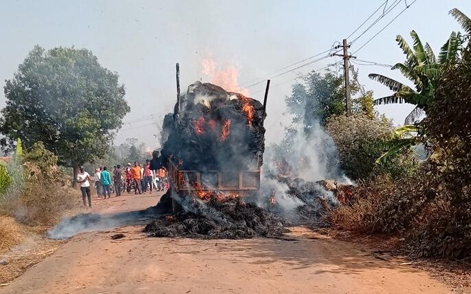 The tractor-trolley filled with grass caught fire, accidentally escaping the loss of life | गवताने भरलेल्या ट्रॅक्टर ट्रॉलीस आग, प्रसंगावधानाने जीवित हानी टळली The tractor-trolley filled with grass caught fire, accidentally escaping the loss of life | गवताने भरलेल्या ट्रॅक्टर ट्रॉलीस आग, प्रसंगावधानाने जीवित हानी टळली