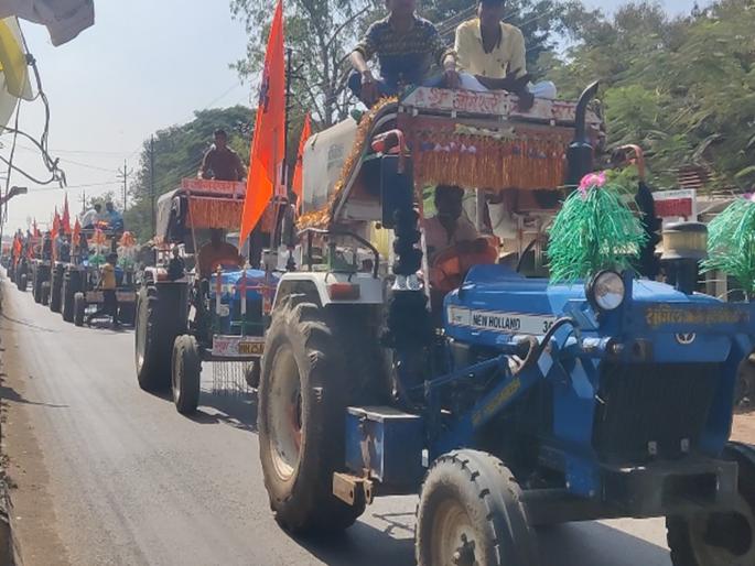 Maratha society aggressive; A group of 100 tractors hit the Dharashiv Collector office | '...आता द्या परवानगी'; १०० ट्रॅक्टरचा जथ्था घेऊन मराठा आंदोलक धाराशिव कलेक्टर ऑफिसवर