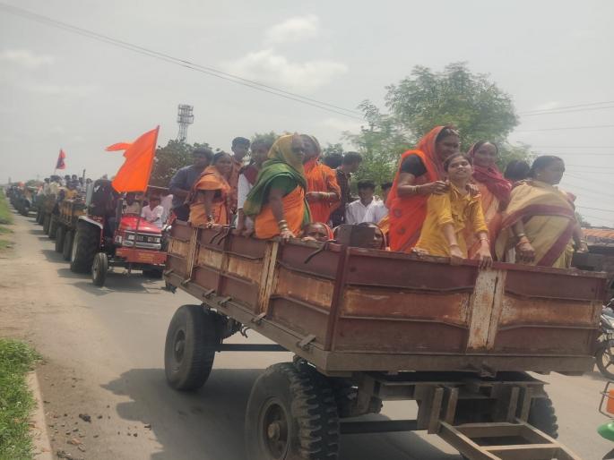 Women's march from 70 tractors hit Wasmat Tehsil | एक मराठा लाख मराठा! ७० ट्रॅक्टरमधून महिलांचा मोर्चा धडकला वसमत तहसीलवर Women's march from 70 tractors hit Wasmat Tehsil | एक मराठा लाख मराठा! ७० ट्रॅक्टरमधून महिलांचा मोर्चा धडकला वसमत तहसीलवर