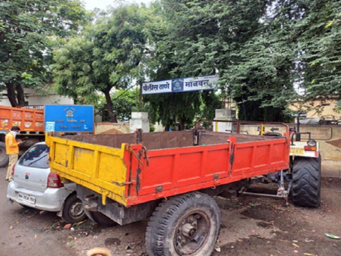9 vehicles confiscated without penalty; Millions of government revenue sank | दंड न आकारता सोडली जप्त केलेली ९ वाहने; शासनाचा लाखोंचा महसूल बुडाला 9 vehicles confiscated without penalty; Millions of government revenue sank | दंड न आकारता सोडली जप्त केलेली ९ वाहने; शासनाचा लाखोंचा महसूल बुडाला