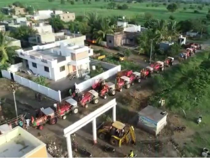 Modernization of farmers; A procession of 50 tractors accompanied by bullocks | शेतकऱ्यांची आधुनिकतेशी कास; पोळ्याला लयबद्ध मिरवणूकीत बैलजोड्यांसह ५० ट्रॅक्टरचा साज