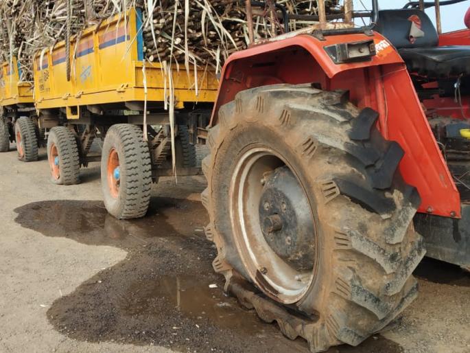 Two tractor trolleys stopped by the unknown and left the air and tried to set it on fire | चार ट्रॅक्टर ट्रॉलीची वाहतूक अज्ञातांनी रोखून  हवा सोडून पेटवण्याचा प्रयत्न