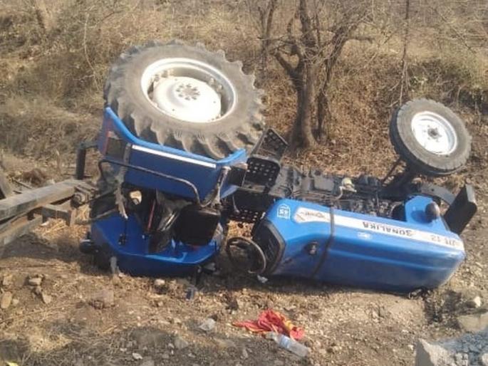 The driver died when the tractor overturned | वाडेगाव-माझोड रस्त्यावर ट्रॅक्टर उलटल्याने चालकाचा मृत्यू