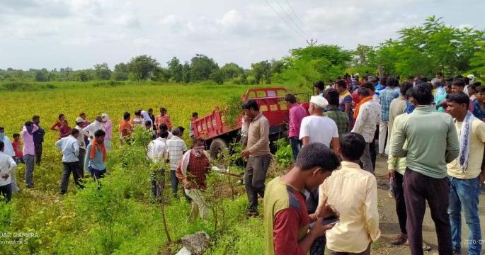 One killed in tractor accident; 16 injured | ट्रॅक्टर अपघातात एक ठार; १६ जखमी One killed in tractor accident; 16 injured | ट्रॅक्टर अपघातात एक ठार; १६ जखमी
