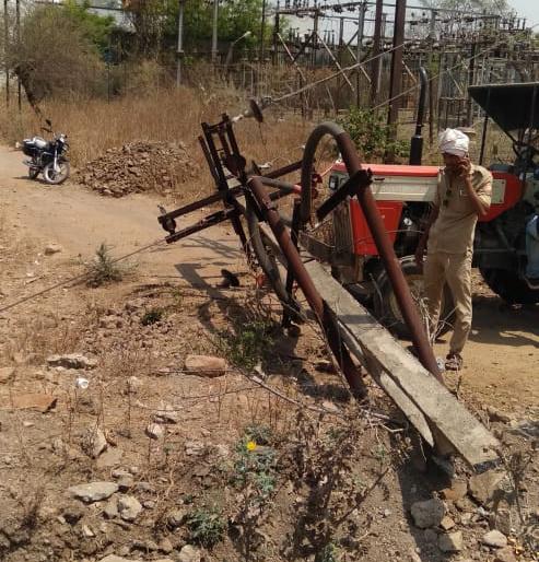 Electric pole broken by a tractor in Washim | वाशिममध्ये ट्रॅक्टरच्या धडकेने तुटला विजेचा खांब! Electric pole broken by a tractor in Washim | वाशिममध्ये ट्रॅक्टरच्या धडकेने तुटला विजेचा खांब!
