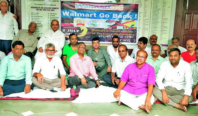 Wal-Mart-Flipkart opposes by merchants in Nagpur | नागपुरात वॉलमार्ट-फ्लिपकार्टला व्यापाऱ्यांचा विरोध  Wal-Mart-Flipkart opposes by merchants in Nagpur | नागपुरात वॉलमार्ट-फ्लिपकार्टला व्यापाऱ्यांचा विरोध