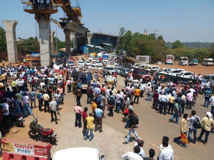 Mining activist protested on mandavi bridge in goa | खाण आंदोलक पणजीत धडकले, मांडवी पुलांवरील वाहतूक रोखली Mining activist protested on mandavi bridge in goa | खाण आंदोलक पणजीत धडकले, मांडवी पुलांवरील वाहतूक रोखली