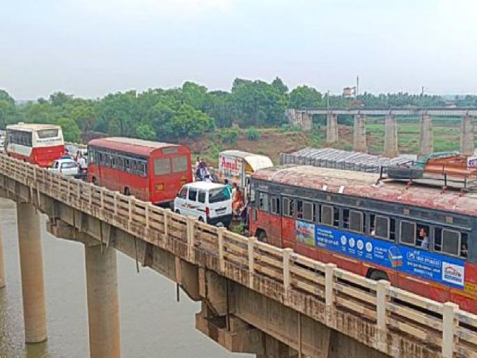 Traffic jam on Sangli Kolhapur road due to fallen trees | झाडे कोसळल्याने सांगली-कोल्हापूर मार्गावर वाहतूक कोंडी, दोन ते अडीच तासांनंतर वाहतूक सुरळीत Traffic jam on Sangli Kolhapur road due to fallen trees | झाडे कोसळल्याने सांगली-कोल्हापूर मार्गावर वाहतूक कोंडी, दोन ते अडीच तासांनंतर वाहतूक सुरळीत