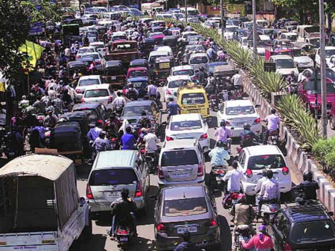 Pune cirizens get out of the house half an hour earlier Traffic congestion will increase, the number of vehicles in the city will exceed 30 lakh ... | पुणेकरांनो अर्धा तास आधीच घराबाहेर पडा; वाहतूक कोंडी वाढणार, शहरातील वाहनांची संख्या ३० लाखांच्या पुढे... Pune cirizens get out of the house half an hour earlier Traffic congestion will increase, the number of vehicles in the city will exceed 30 lakh ... | पुणेकरांनो अर्धा तास आधीच घराबाहेर पडा; वाहतूक कोंडी वाढणार, शहरातील वाहनांची संख्या ३० लाखांच्या पुढे...