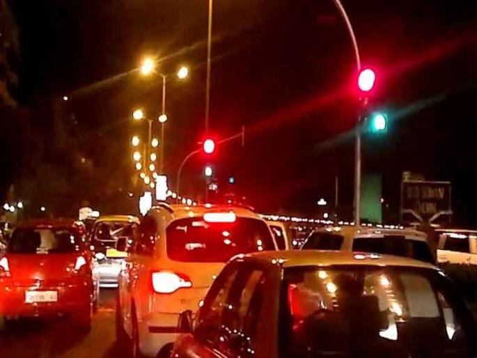Wadibunder to PD Melo Road found vehicle traffic | कोंडीत सापडला वाडीबंदर ते पी.डी.मेलो रोड Wadibunder to PD Melo Road found vehicle traffic | कोंडीत सापडला वाडीबंदर ते पी.डी.मेलो रोड