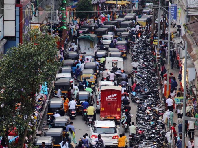 Seven hundred traffic police 25 towing vans Pune citizens still suffering from traffic jam | Pune Traffic: सातशे वाहतूक पोलीस; २५ टोईंग व्हॅन, तरीही पुणेकर वाहतूककोंडीने त्रस्त Seven hundred traffic police 25 towing vans Pune citizens still suffering from traffic jam | Pune Traffic: सातशे वाहतूक पोलीस; २५ टोईंग व्हॅन, तरीही पुणेकर वाहतूककोंडीने त्रस्त