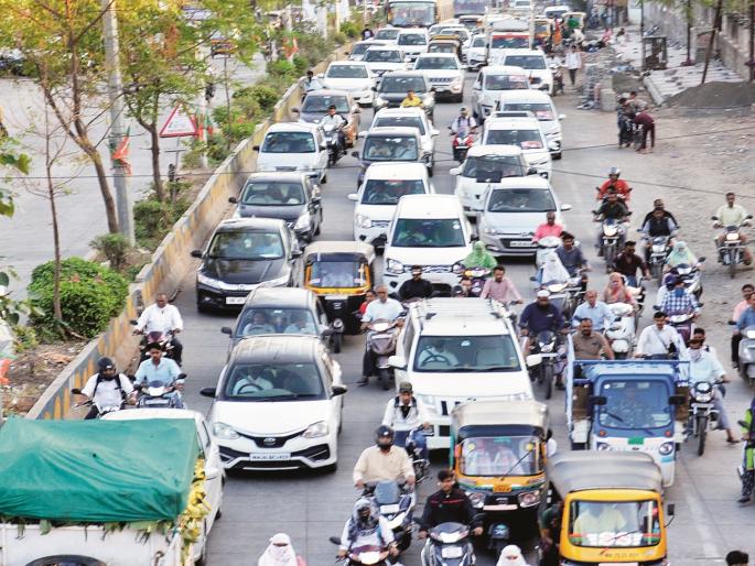 In Chhatrapati Sambhajinagar district, half of the population vehicles, 231 new vehicles on the road every day | अबब ! छत्रपती संभाजीनगर जिल्ह्यात लोकसंख्येच्या अर्धी वाहने, रोज २३१ नवीन गाड्या रस्त्यावर In Chhatrapati Sambhajinagar district, half of the population vehicles, 231 new vehicles on the road every day | अबब ! छत्रपती संभाजीनगर जिल्ह्यात लोकसंख्येच्या अर्धी वाहने, रोज २३१ नवीन गाड्या रस्त्यावर