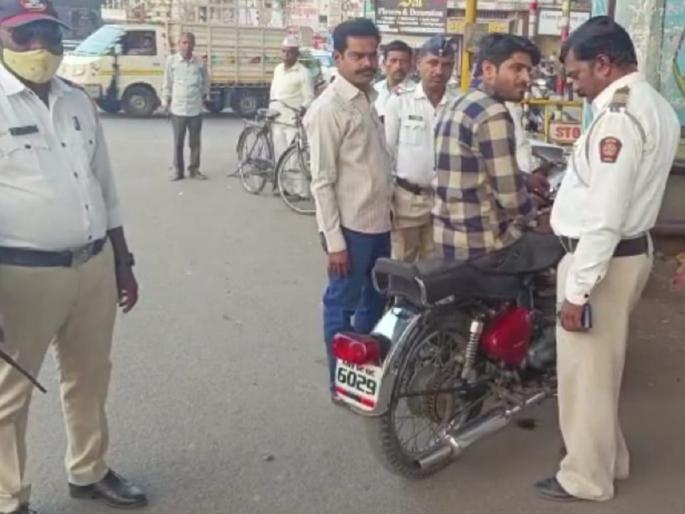 hit undisciplined motorists; 32 lakhs fine collected from 5389 drivers in Latur | बेशिस्त वाहनधारकांना झटका; ५३८९ चालकांकडून ३२ लाखांचा दंड वसूल hit undisciplined motorists; 32 lakhs fine collected from 5389 drivers in Latur | बेशिस्त वाहनधारकांना झटका; ५३८९ चालकांकडून ३२ लाखांचा दंड वसूल