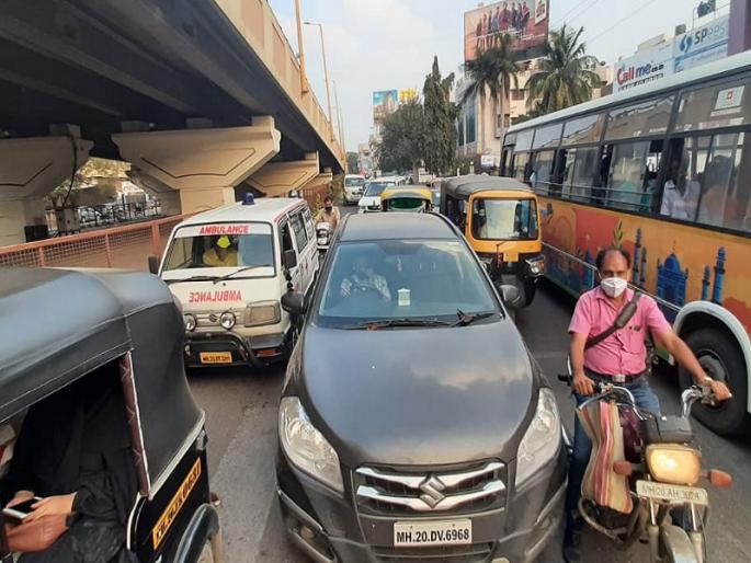 The ambulance doesn’t even get a road in the race to move forward; No punishment, no punishment | पुढे जाण्याच्या स्पर्धेत रूग्णवाहिकेलाही मिळत नाही रस्ता; ना कोणाला दंड, ना कोणाला शिक्षा The ambulance doesn’t even get a road in the race to move forward; No punishment, no punishment | पुढे जाण्याच्या स्पर्धेत रूग्णवाहिकेलाही मिळत नाही रस्ता; ना कोणाला दंड, ना कोणाला शिक्षा