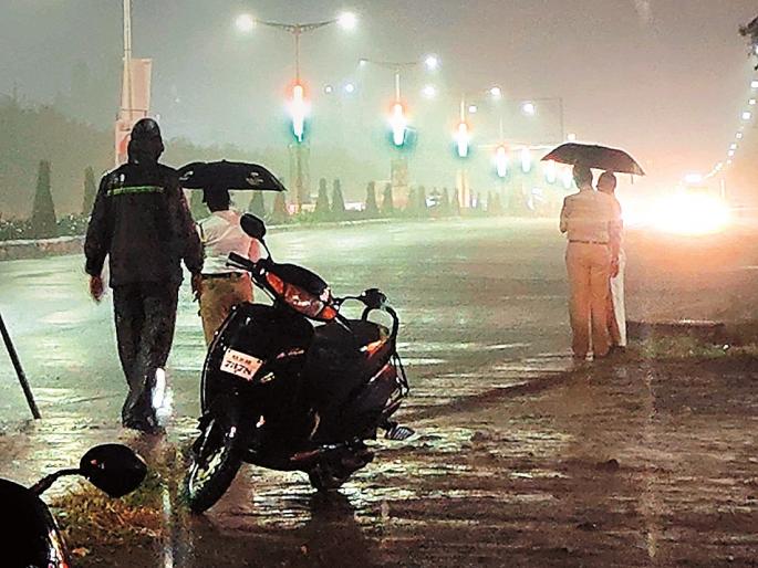 Road jam for VIPs; Citizens drenched in the rain in the disrupted traffic | व्हीआयपींसाठी रस्ता जॅम; खोळंबलेल्या वाहतुकीत पावसात भिजले नागरिक Road jam for VIPs; Citizens drenched in the rain in the disrupted traffic | व्हीआयपींसाठी रस्ता जॅम; खोळंबलेल्या वाहतुकीत पावसात भिजले नागरिक