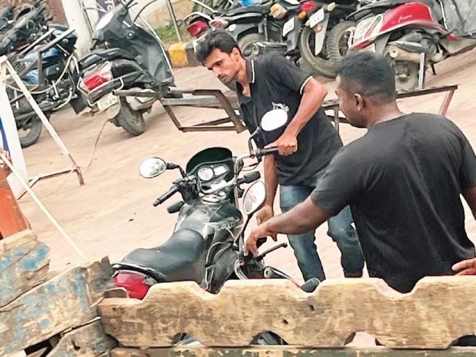 More than 20 thousand vehicles were picked up from No Parking in Chhatrapati Sambhaji Nagar in ten months | छत्रपती संभाजीनगरात नो पार्किंगमधून दहा महिन्यांत २० हजारांहून अधिक वाहने उचलली More than 20 thousand vehicles were picked up from No Parking in Chhatrapati Sambhaji Nagar in ten months | छत्रपती संभाजीनगरात नो पार्किंगमधून दहा महिन्यांत २० हजारांहून अधिक वाहने उचलली