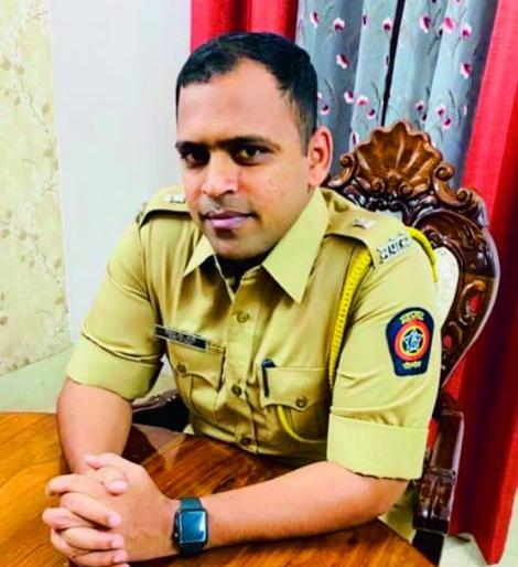 Traffic handled by Deputy Commissioner Sali in Nagpur | नागपुरात उपायुक्त साळींनी सांभाळले ट्रॅफिक Traffic handled by Deputy Commissioner Sali in Nagpur | नागपुरात उपायुक्त साळींनी सांभाळले ट्रॅफिक