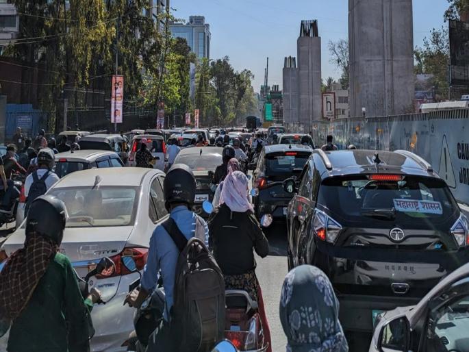 Motorists are sweating in the maze of traffic jams and in the cold | वाहतूक कोंडीचे चक्रव्यूह ऐन थंडीत वाहन चालकांचा काढतेय घाम Motorists are sweating in the maze of traffic jams and in the cold | वाहतूक कोंडीचे चक्रव्यूह ऐन थंडीत वाहन चालकांचा काढतेय घाम