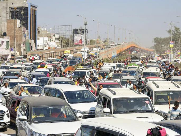 Devotees going for holy bath in Mahakumbh face traffic jam; Yogi adityanath upset | महाकुंभात पवित्र स्नानासाठी जाणाऱ्या भाविकांना वाहतूक कोंडीचा त्रास; योगी नाराज Devotees going for holy bath in Mahakumbh face traffic jam; Yogi adityanath upset | महाकुंभात पवित्र स्नानासाठी जाणाऱ्या भाविकांना वाहतूक कोंडीचा त्रास; योगी नाराज
