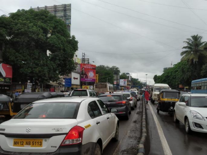 Punekar stuck with heavy traffic jam : signal system collapsed due to the rain | ट्रॅफिक जॅमने पुणेकर हैराण : पावसामुळे सिग्नल यंत्रणा कोलमडली Punekar stuck with heavy traffic jam : signal system collapsed due to the rain | ट्रॅफिक जॅमने पुणेकर हैराण : पावसामुळे सिग्नल यंत्रणा कोलमडली