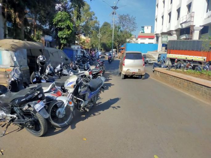 Mumbai Naka: Vehicle traffic of police station was interrupted | मुंबई नाका : पोलिस ठाण्याच्या वाहनांचा रहदारीला अडथला Mumbai Naka: Vehicle traffic of police station was interrupted | मुंबई नाका : पोलिस ठाण्याच्या वाहनांचा रहदारीला अडथला