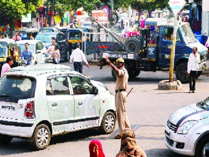 In Nanded the burden of the traffic branch is on the shoulders of the homeguard | नांदेडमध्ये वाहतूक शाखेचा भार होमगार्डच्या खांद्यावर In Nanded the burden of the traffic branch is on the shoulders of the homeguard | नांदेडमध्ये वाहतूक शाखेचा भार होमगार्डच्या खांद्यावर