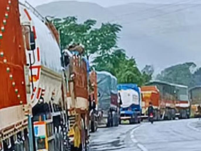 Heavy vehicles stopped near Khandala to prevent traffic jam on highway, anger among drivers | पुणे-बंगळुरू महामार्गावरील कोंडी रोखण्यासाठी खंडाळ्याजवळ अवजड वाहने रोखली, चालकांतून संताप 