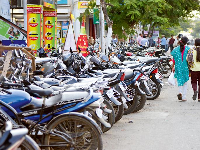 Headless vehicle headaches, obstruction of traffic, action demand | बेवारस वाहनांची डोकेदुखी, वाहतुकीला अडथळा, कारवाईची मागणी Headless vehicle headaches, obstruction of traffic, action demand | बेवारस वाहनांची डोकेदुखी, वाहतुकीला अडथळा, कारवाईची मागणी