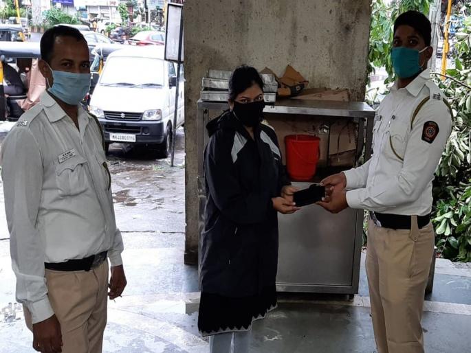Mobile traffic found on the road was returned to the police | रस्त्यावर सापडलेले मोबाईल वाहतूक पोलिसांना केला परत Mobile traffic found on the road was returned to the police | रस्त्यावर सापडलेले मोबाईल वाहतूक पोलिसांना केला परत