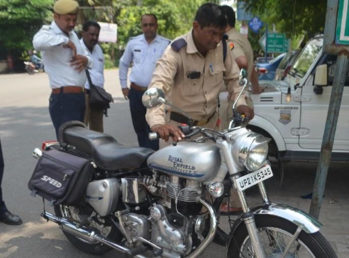 6682 vehicles under special operation of Mumbai Police; Rush driving 85 offences | मुंबई पोलिसांच्या विशेष ऑपरेशन अंतर्गत ६६८२ वाहनांची झाडाझडती; रॅश ड्राईव्हिंग ८५ गुन्हे 6682 vehicles under special operation of Mumbai Police; Rush driving 85 offences | मुंबई पोलिसांच्या विशेष ऑपरेशन अंतर्गत ६६८२ वाहनांची झाडाझडती; रॅश ड्राईव्हिंग ८५ गुन्हे