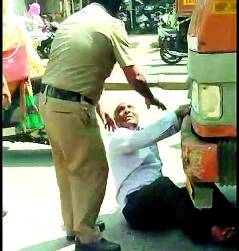 Police surrendered before an aggressor in Nagpur | नागपुरात आक्रमक वृद्धासमोर पोलीस नमले Police surrendered before an aggressor in Nagpur | नागपुरात आक्रमक वृद्धासमोर पोलीस नमले