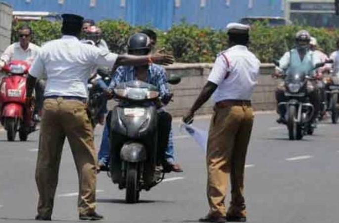 Traffic police take action on Hundreds of vehicles daily in Buldana district | बुलडाणा जिल्ह्यात दररोज शेकडो वाहनांवर कारवाई Traffic police take action on Hundreds of vehicles daily in Buldana district | बुलडाणा जिल्ह्यात दररोज शेकडो वाहनांवर कारवाई