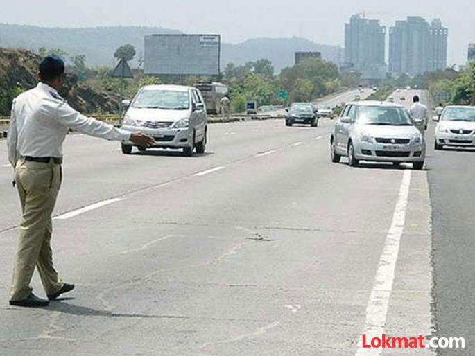 Angry over receipt being left on car; Traffic policeman beaten up on the road | गाडीवर पावती टाकल्याचा राग; वाहतूक पोलिसास रस्त्यात मारहाण Angry over receipt being left on car; Traffic policeman beaten up on the road | गाडीवर पावती टाकल्याचा राग; वाहतूक पोलिसास रस्त्यात मारहाण