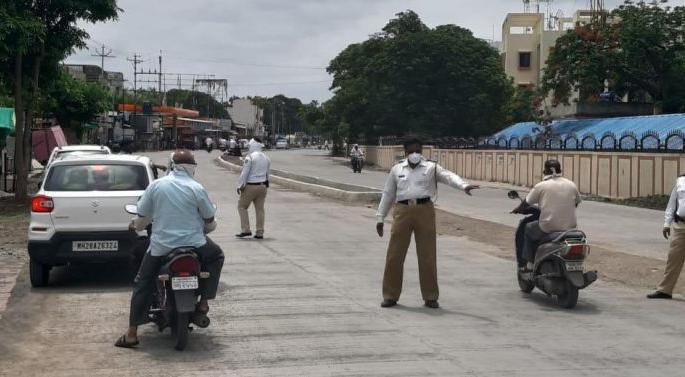 Khamgaon police leader in action against unruly vehicles | बेशिस्त वाहनांवर कारवाईत खामगाव पोलीस अग्रेसर  Khamgaon police leader in action against unruly vehicles | बेशिस्त वाहनांवर कारवाईत खामगाव पोलीस अग्रेसर